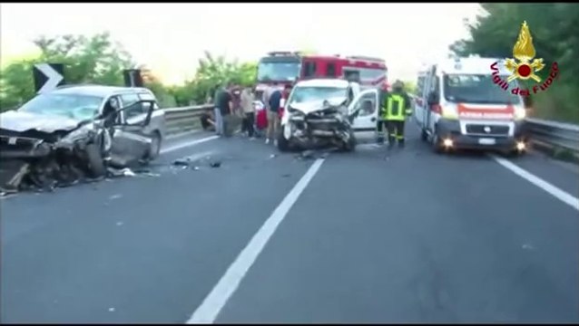 Manocalzati (AV) - Incidente stradale, intervento dei vigili del fuoco (23.06.14)