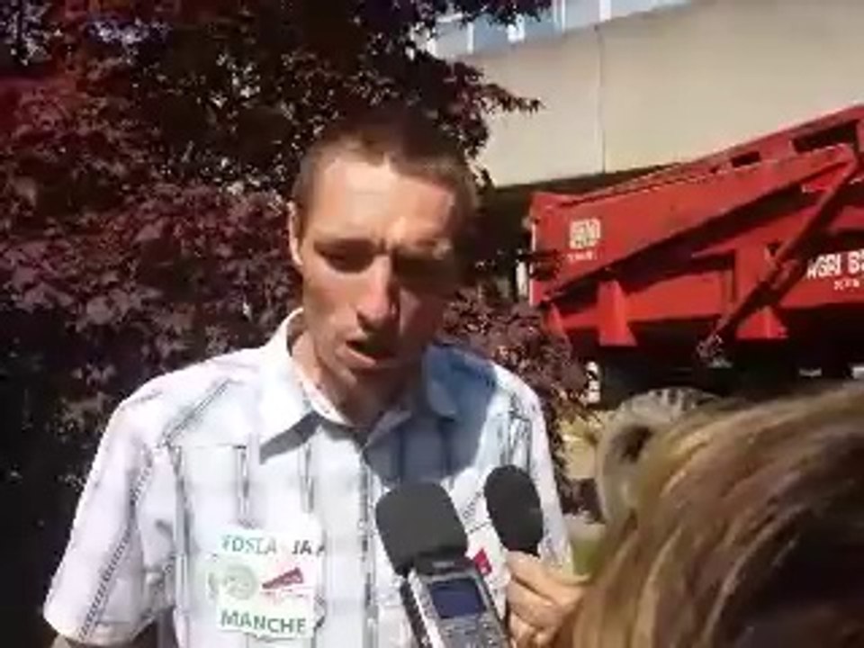 A l'appel de la FDSEA et des Jeunes Agriculteurs une cinquantaine d'agriculteurs ont manifesté à Saint-Lô