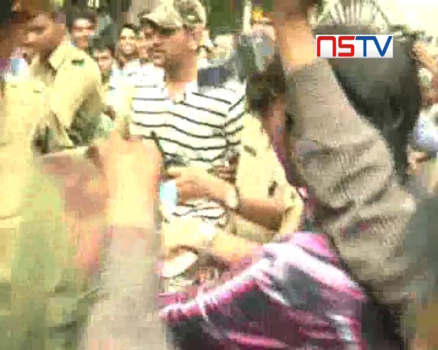 Andhra Court issues arrest warrant against Dhoni