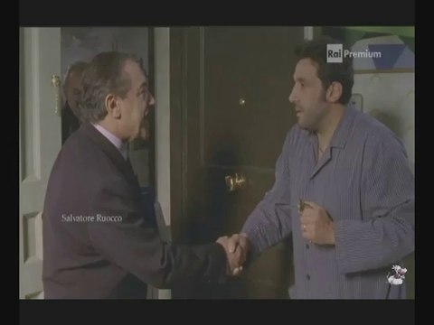 Nino Frassica agente immobiliare in Ho sposato uno Sbirro 2 con Flavio Insinna