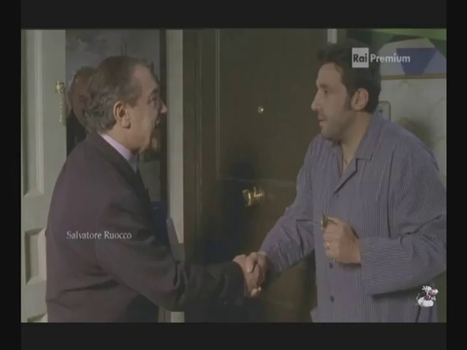 Nino Frassica agente immobiliare in Ho sposato uno Sbirro 2 con Flavio Insinna