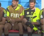 Diego Costa depila perna de Xabi Alonso durante partida