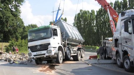 Rousies : Un camion se couche sur le rond-point desservant la zone industrielle