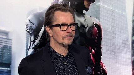 Video herunterladen: Gary Oldman Urges Others to 'Get Over' Mel Gibson's Racist Rants