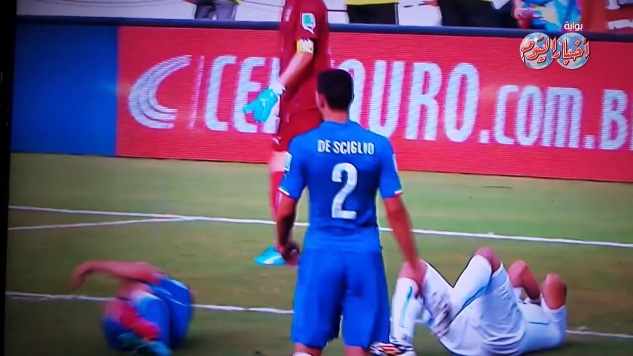 سواريز يواصل هوايته في عض المدافعين  أمام إيطاليا