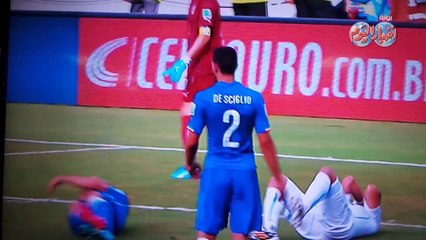 سواريز يواصل هوايته في عض المدافعين  أمام إيطاليا