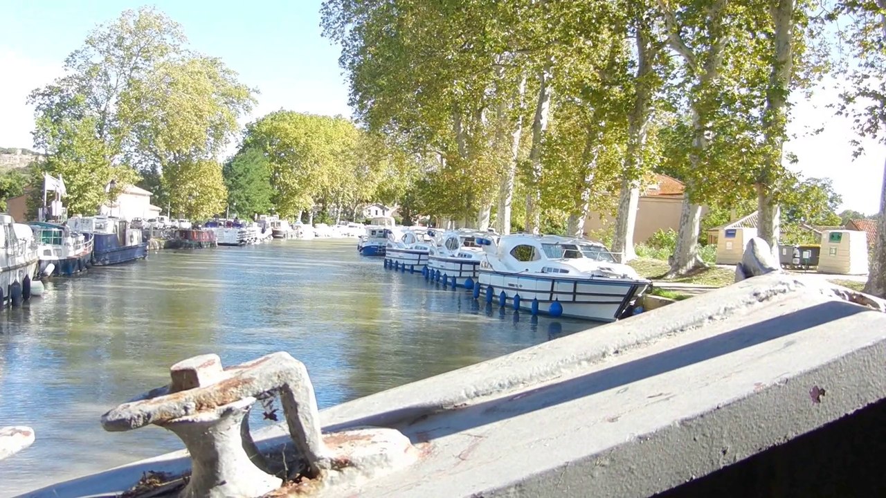 Péniche Kay Aco, Canal du Midi, passage du pont de Capestang