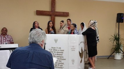 Les soeur de l'eglise de bram chante pour notre DIEU