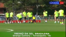 Niño invade entrenamiento de Brasil y juega con Dani Alves | Mundial 2014