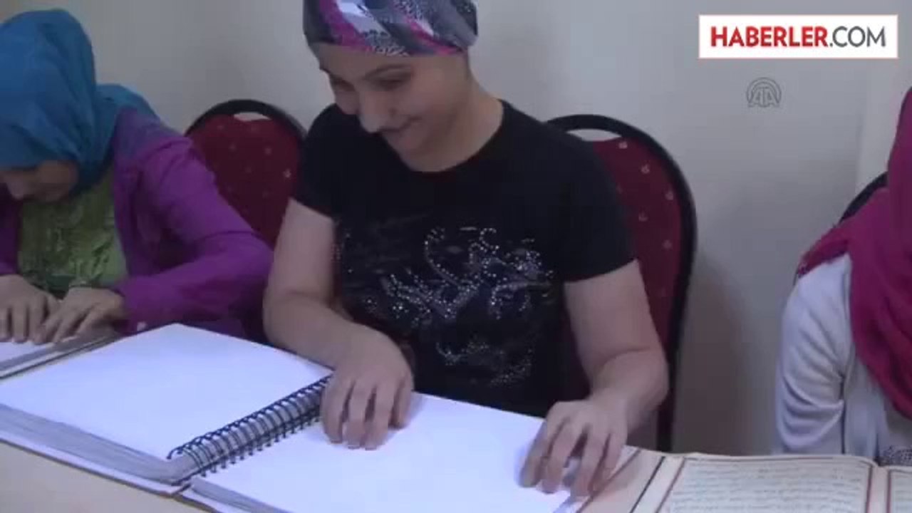 Görme engelliler Kur'an-ı Kerim öğreniyor -