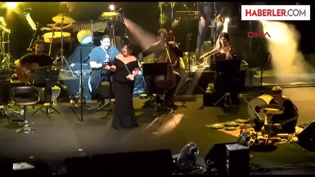 Antalya'da Konser Veren Ünlü Sanatçı Sezen Aksu, Şarkı ve Esprileriyle Hayranlarına Güzel Bir Gece...