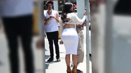Kim Kardashian montre son soutien-gorge