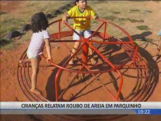 HOMEM É FLAGRADO ROUBANDO AREIA DE PARQUINHO