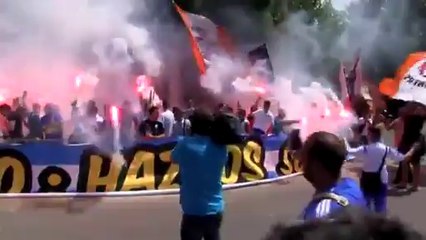 Folla in delirio per l'arrivo di Marcelo Bielsa!