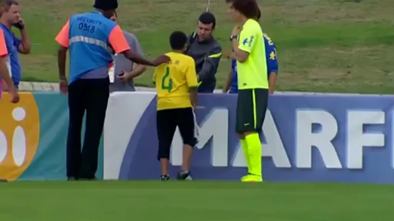 David Luiz realizza il sogno di un giovane fan!