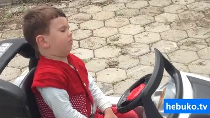 uykusuna yenik düşen minik şoför :)