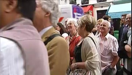 Des centaines de fans des "Grosses Têtes" se rendent à la dernière de Philippe Bouvard