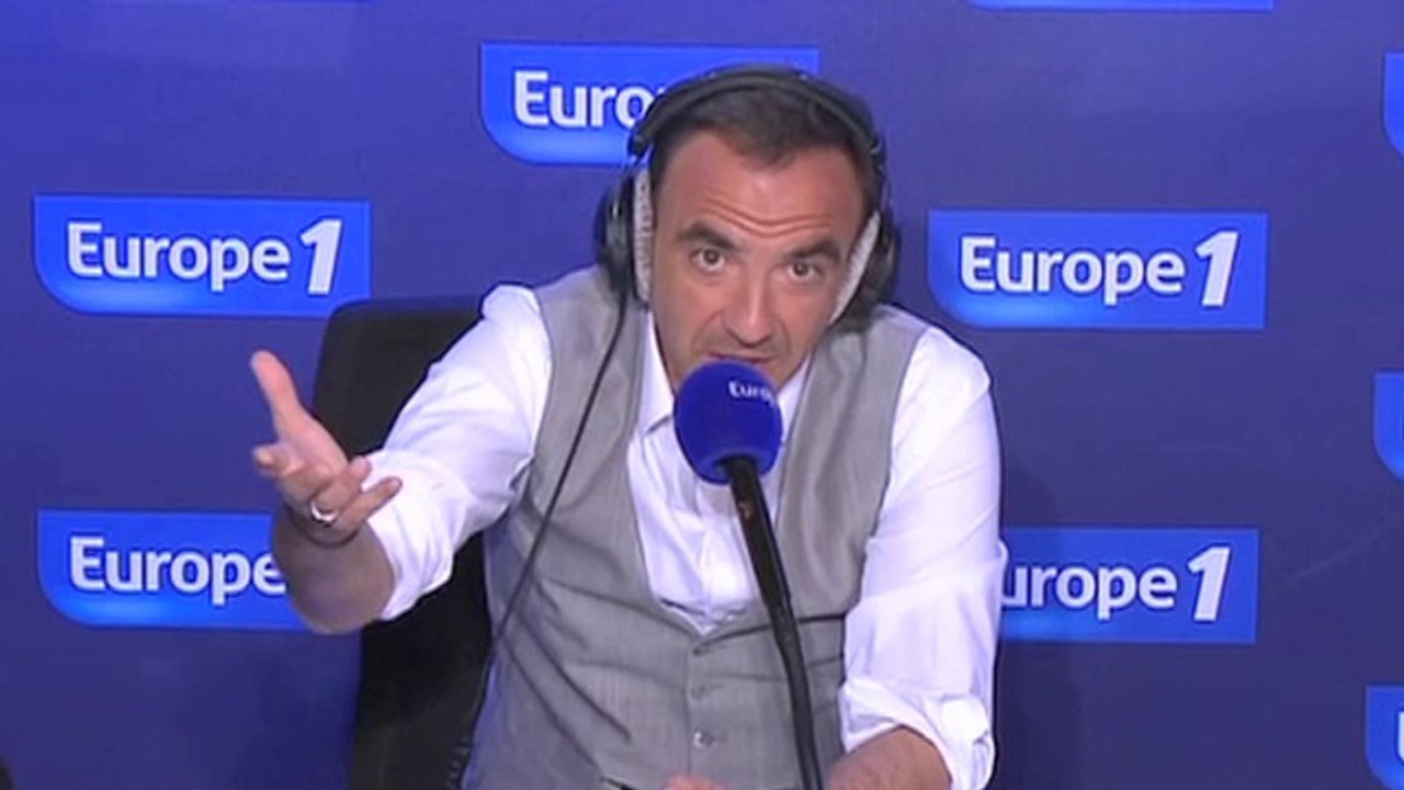 Nikos en string sur les Champs-Elysées ?