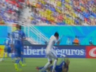 لاعب الاوروجواي سواريز يعض لاعب إيطالية كيليني _ مونديال البرازيل 2014.