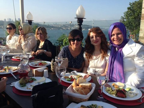 BARIŞ MANÇO MÜZİĞİ EŞLİĞİNDE ÜMRANİYE İSTİKLAL ORTAOKULU SON SINIF ÖĞRENCİLERİNİN BOĞAZDA VİRA BALIKTA MUHTEŞEM MEZUNİYET YEMEĞİ