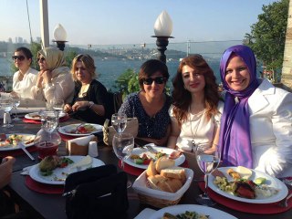 BARIŞ MANÇO MÜZİĞİ EŞLİĞİNDE ÜMRANİYE İSTİKLAL ORTAOKULU SON SINIF ÖĞRENCİLERİNİN BOĞAZDA VİRA BALIKTA MUHTEŞEM MEZUNİYET YEMEĞİ