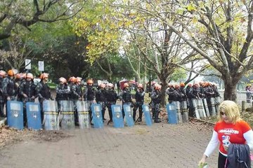 Argentinos invadem Beira Rio e tentam furar barreira da polícia