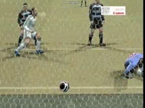 reprise de volée de Messi en lucarne