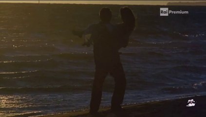 La festa sulla spiaggia di Flavio Insinna, Christiane Filangieri e Luisa Corna in Ho sposato uno Sbirro 2