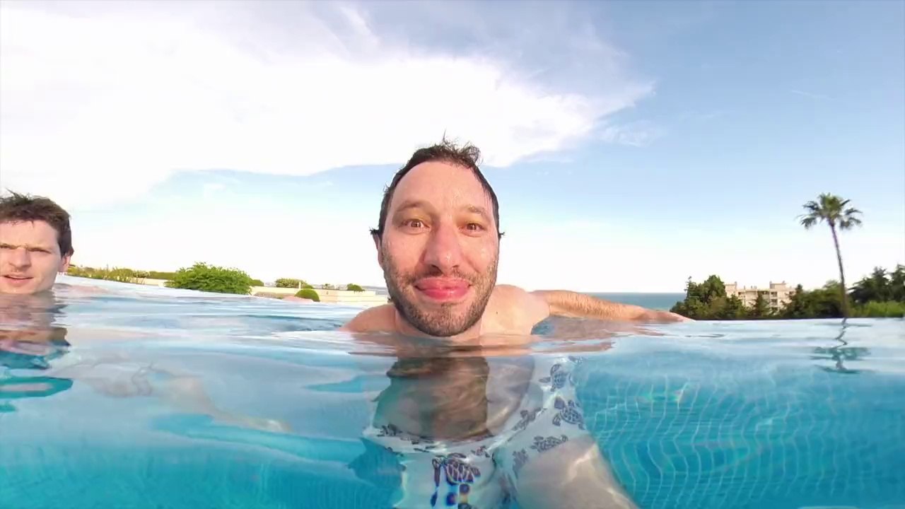 Manu et Niko du web s’amusent avec la GoPro à la piscine !