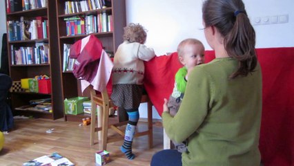 2014-06 Lukas marche et Lilja dessine