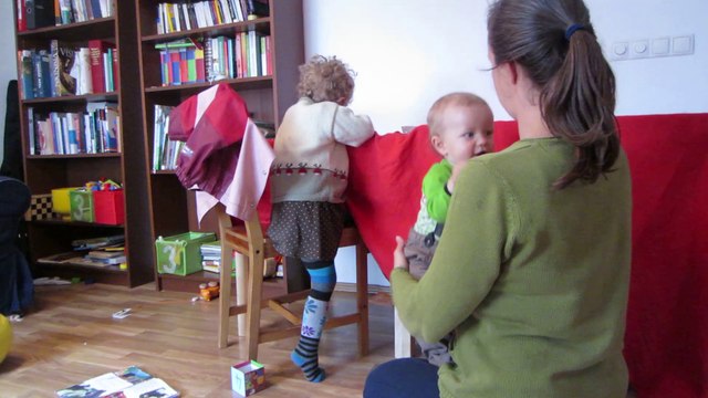 2014-06 Lukas marche et Lilja dessine