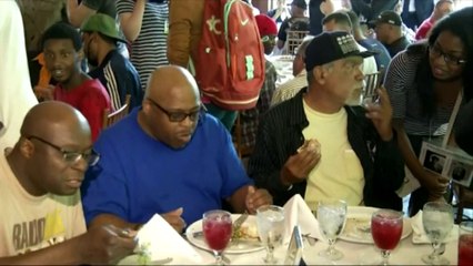 Régalés dans un grand restaurant, des SDF s'estiment floués