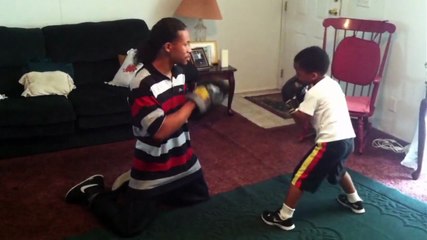 A 5 ans il boxe comme Ali