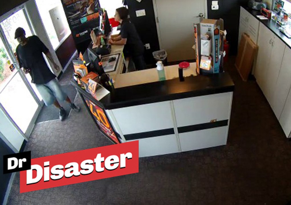 Un homme frappe une caissière lors d'un braquage / Dr Disaster