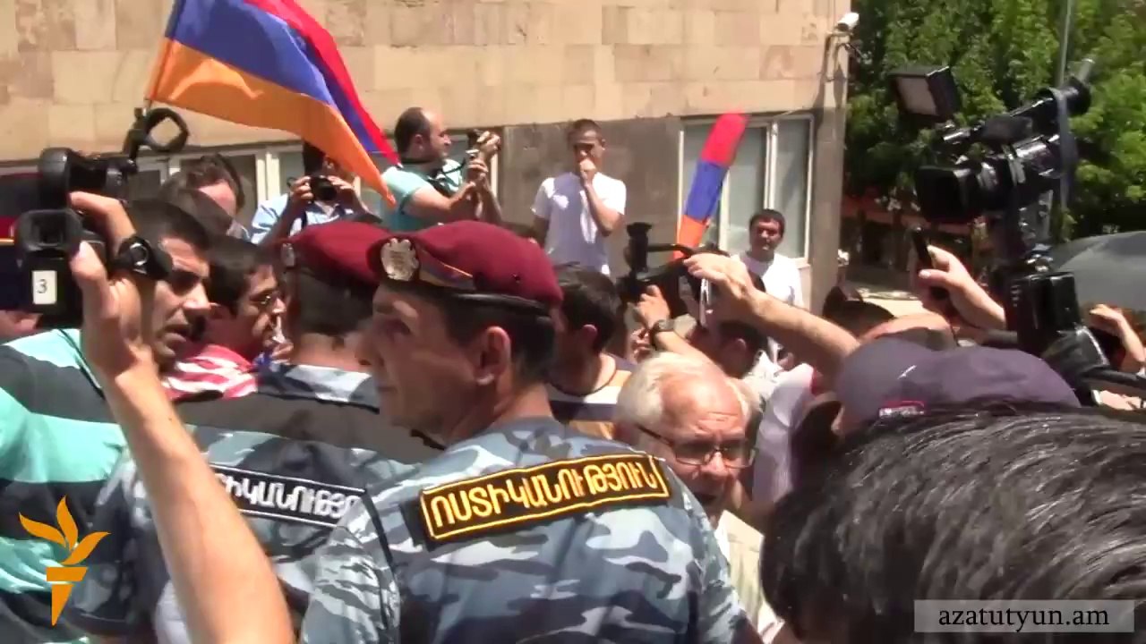 Շուրջ երեք տասնյակ քաղաքացիներ բերման են ենթարկվել