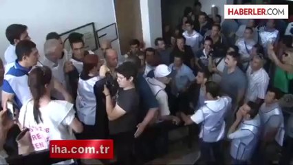 İşçiler Belediye Binasını Bastı