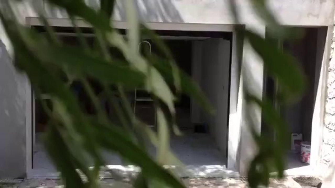 Porte de garage sectionnelle plafond posée par APG Accès Portes de Garage