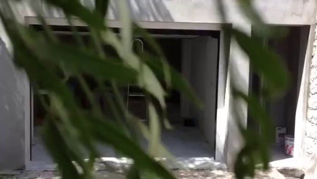 Porte de garage sectionnelle plafond posée par APG Accès Portes de Garage