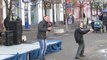 Vieil homme danse bizarrement en Russie