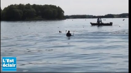 Les équipes cynophiles de la gendarmerie s'entraîent sur le lac d'Armance