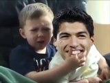 Luis Suarez Muerde el dedo a un bebe / Luis Suarez bites the finger of a baby | 2014 Funny VIDEO