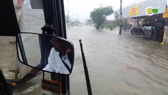 Torcedores sofrem com chuva nos arredores da Arena Pernambuco