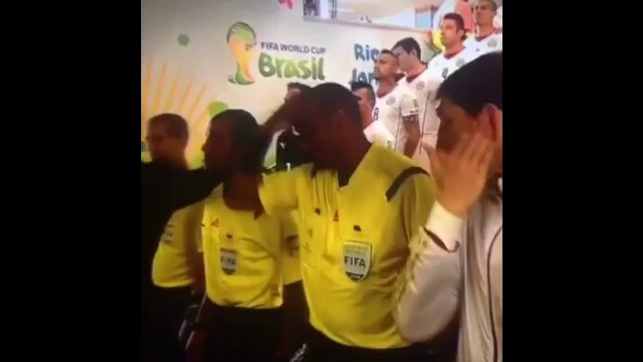 El árbitro que 'amagó' el saludo x AzT