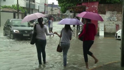 Chuva alaga Recife em dia de jogo