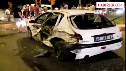 Balataları Yanan Tır Kırmızı Işıkta Bekleyen 3 Araca Çarptı: 2 Yaralı