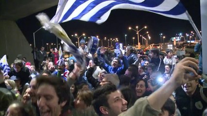 Mondial-2014: les supporteurs uruguayens accueillent Suarez