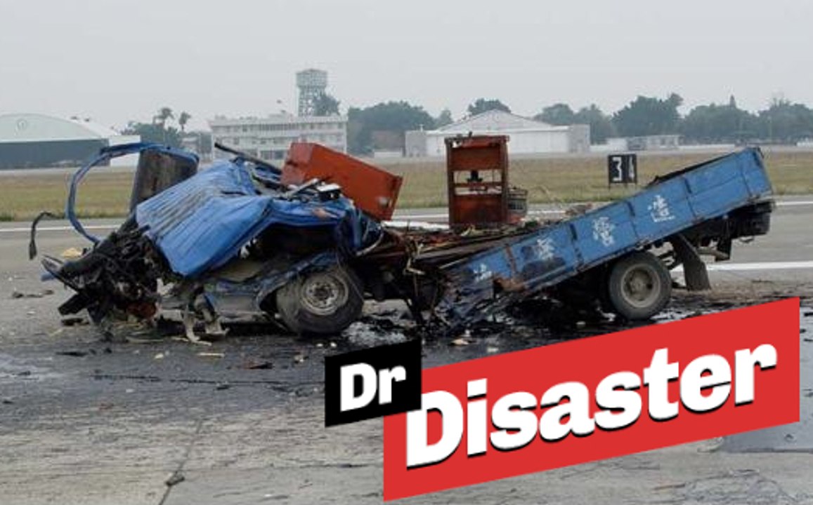 Deux camions complètement décapités en pleine course / Dr Disaster