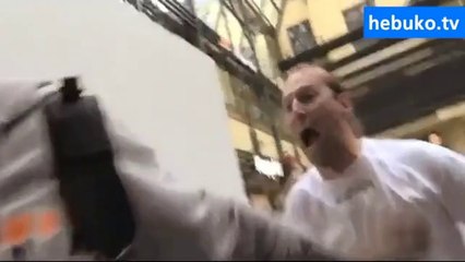 Adam Suarez olup sokaktaki insanları ısıran adam - tepkileri izlemelisiniz :)