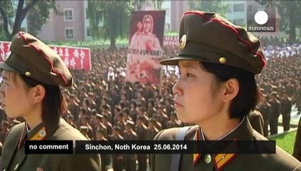 Скачать видео: North Korean soldiers conduct firing drills at 'US soldiers'