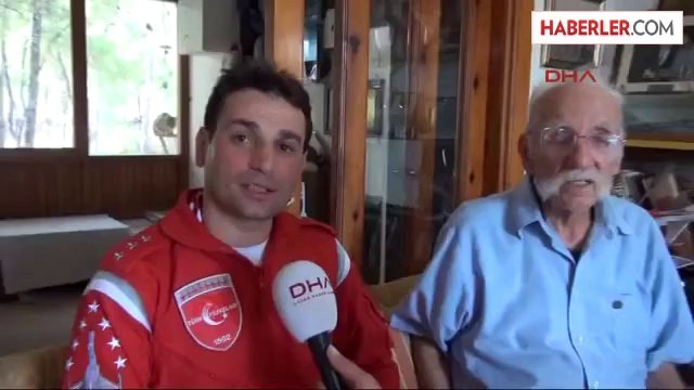Türk Yıldızları Akrobasinin Dedesinin Elini Öptü